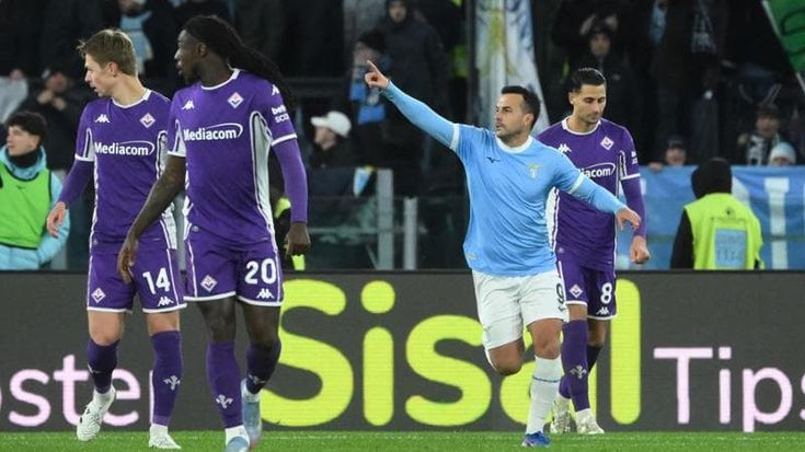 Un rigore di Pedro salva la Lazio al 95’: all’Olimpico contro la Fiorentina finisce 2-2