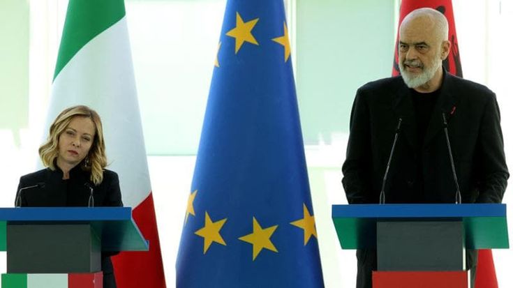 Migranti in Albania, operazione da un miliardo: così i costi sono già lievitati