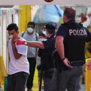 Lampedusa, nell'hotspot oltre 1.100 persone e c'è anche un positivo