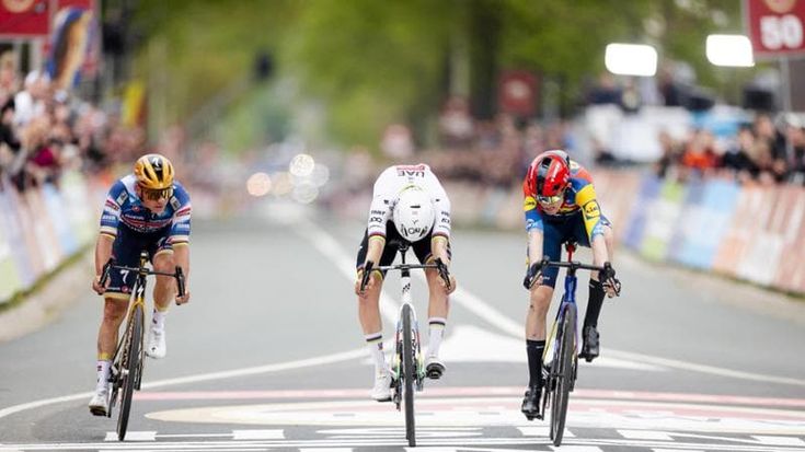 Tra Pogacar e Evenepoel, la Amstel Gold Race la vince Skjelmose e neanche se ne accorge