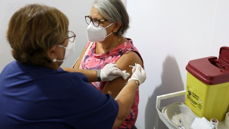 Aifa approva anche il secondo vaccino bivalente contro le varianti di Omicron 4 e 5: "Ma non è preferibile all'altro"