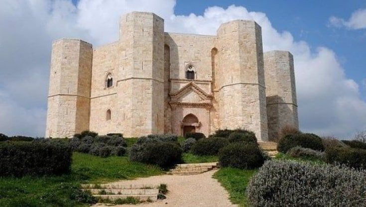 Gucci sfila a Castel del Monte tra diretta mondiale, parata di stelle e giochi di luce: quello che sappiamo dell'evento