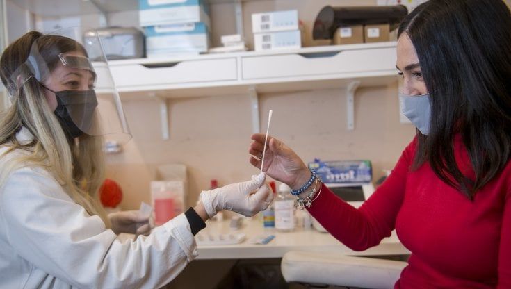 Coronavirus Campania, la curva torna all'8 per cento: 1135 nuovi contagi su 14.156 tamponi