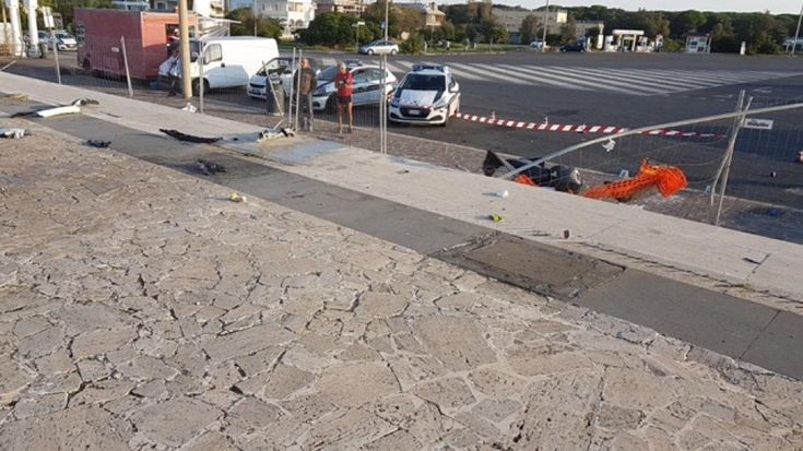 Ostia, a tutta velocità sulla scalinata della Rotonda:  sfonda le barriere e finisce sulla spiaggia