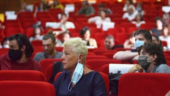 Teatro, la protesta di compagnie e attori di Palermo: “Chiediamo uno spazio all’aperto subito”