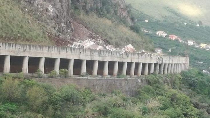 Frana la montagna sopra la galleria, chiusa la provinciale per Gibilrossa