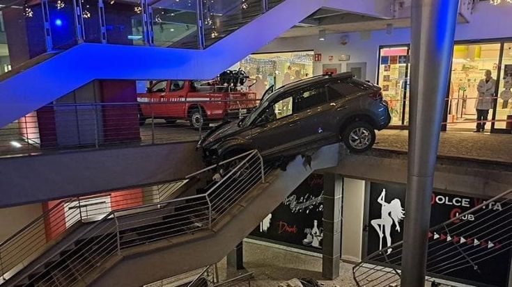 Carvico (Bergamo), sbaglia manovra e finisce con l’auto in bilico sulle scale del centro commerciale