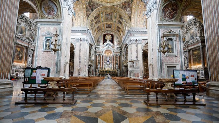 Coronavirus, il Vaticano si corregge: “Chiese aperte per i poveri”