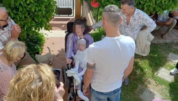 Caterina portata via dalla veglia funebre per sottoporla all'autopsia. Il padre: "Una cosa che andava fatta, però potevamo avvertirmi"