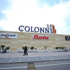 Brindisi, tamponano durante la fuga:  fermati i rapinatori del centro commerciale