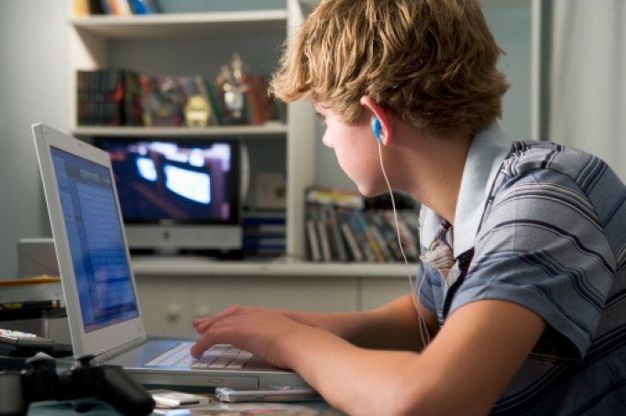 Ossa pi&ugrave; fragili per i ragazzi che passano troppo tempo davanti al computer