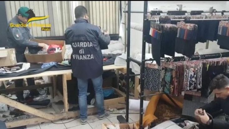 Operai pagati al nero, senza ferie, riposo settimanale e malattia, alloggiati in dormitori sovraffollati: a Prato misure cautelari per 4 imprenditori cinesi del tessile accusati di sfruttamento