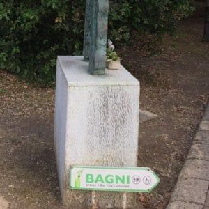 Benevento, l' associazione Libera scrive al Comune: "Via la freccia WC sotto la stele di Raffaele Delcogliano"