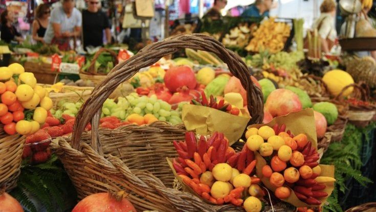 Di banco in banco, tra i volti e i sapori dei mercati rionali di Roma
