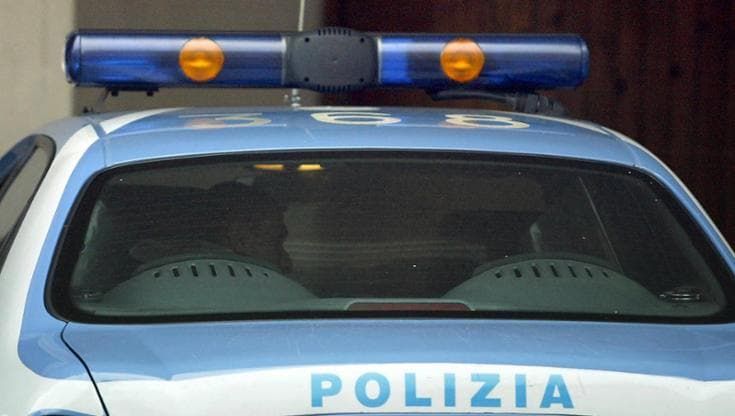 Rubano borse e portafogli e mordono la commessa che cerca di fermarli: coppia arrestata a Ostia