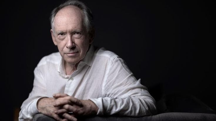 Intervista a Ian McEwan: “Scrivo del futuro per parlare del presente”