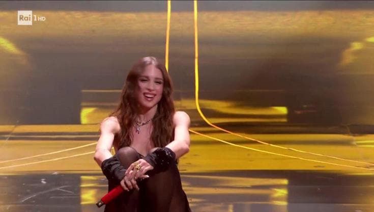 Angelina Mango cade sul palco dell'Ariston: risate, scuse e standing ovation