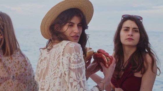 Polignano, tornano i tuffi da brividi della Red Bull cliff diving: panino speciale per celebrare l'evento