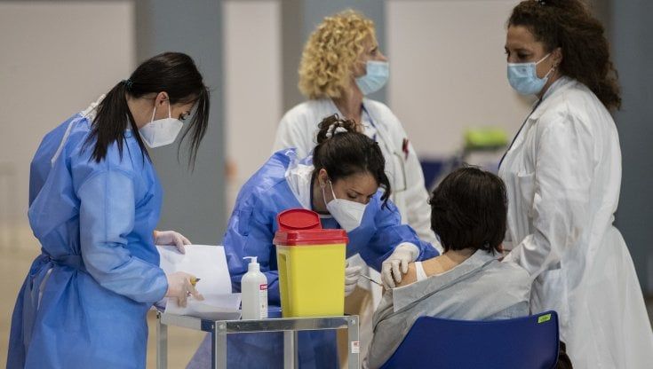 Covid, scuola: 1200 vaccini nel weekend per gli operatori di Ischia e Procida