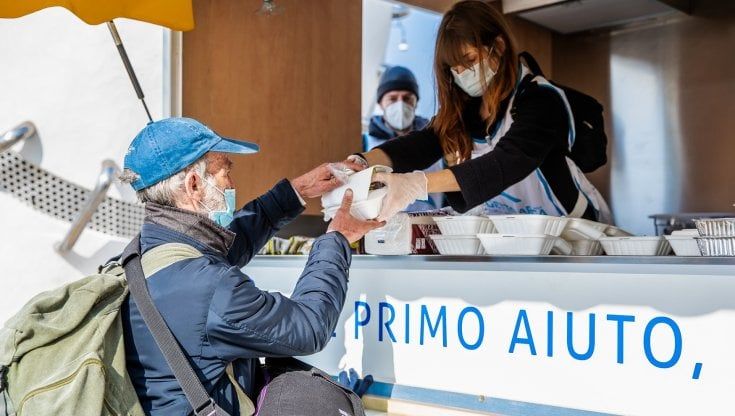 La cucina mobile che aiuta i senzatetto: a Milano un foodtruck prepara ogni sera 120 pasti caldi per chi vive in strada