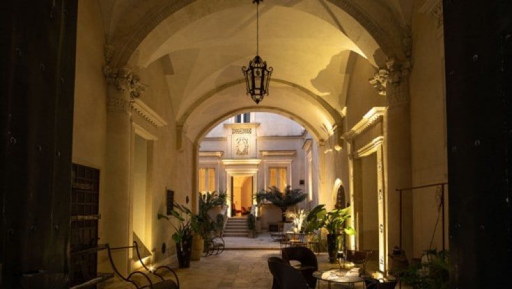 Quattro amici fanno rinascere palazzo Maresgallo a Lecce: hotel e dimora d'arte tra corte del 1500 e piscina