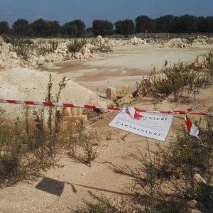 Taranto, piantagione di ulivi trasformata in discarica: sigilli a un'area di 5mila metri quadri