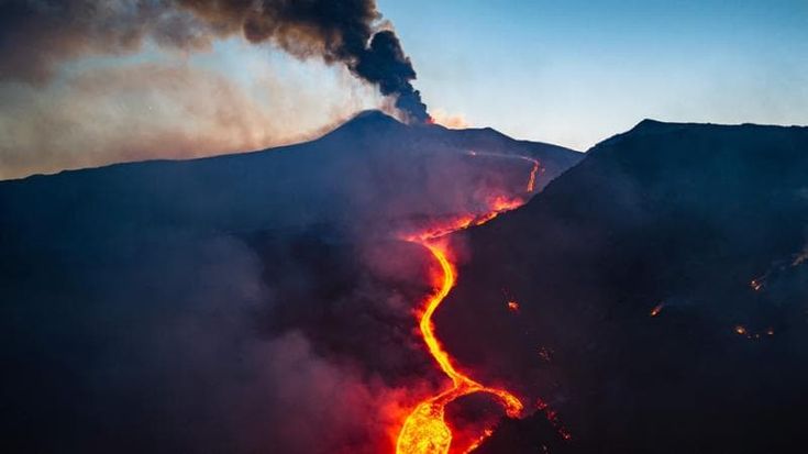 L’Etna isola Catania, in aeroporto si dorme sui nastri dei bagagli