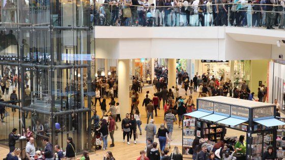 Arese, in troppi al centro commerciale dei record: chiude lo svincolo A8, autostrada in tilt