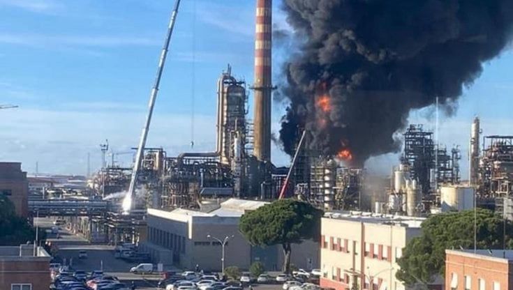 Livorno, esplosione in una cisterna alla raffineria Eni. La protezione civile; "Tenete chiuse le finestre"