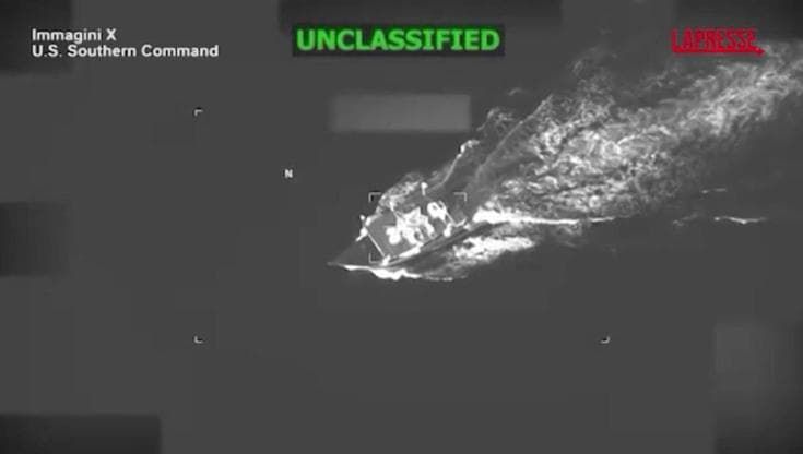 Caraibi, l'esercito Usa colpisce sospetta barca di trafficanti di droga: il video dell'attacco