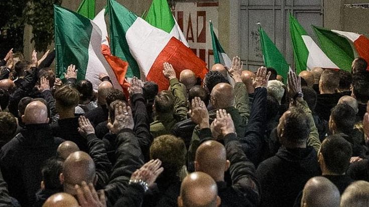 Saluti romani ai cortei per Ramelli, ora la procura cambia linea: “Non è più reato”