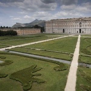 Venditori abusivi alla Reggia di Caserta, la Guardia di finanza denuncia 4 persone