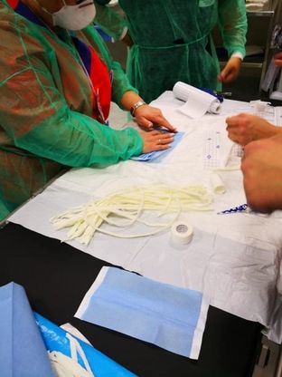 Coronavirus, mascherine fai da te e collette per i camici: l'emergenza in prima linea