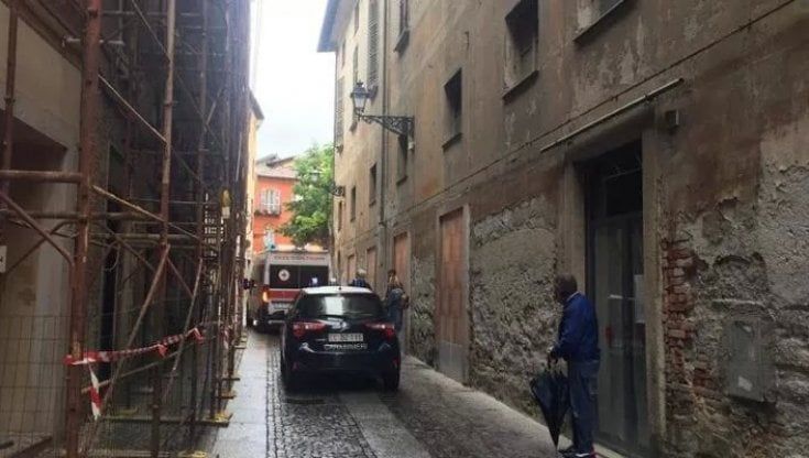 Novi Ligure, lastra di vetro gli cade sulla gamba e recide arteria femorale: muore operaio di 37 anni