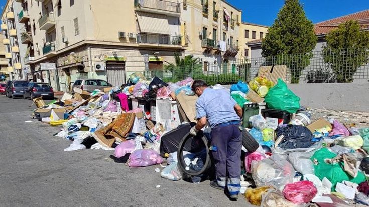 Differenziata, contenitori rubati: le strade diventano discariche. Dall’Albergheria alla Zisa