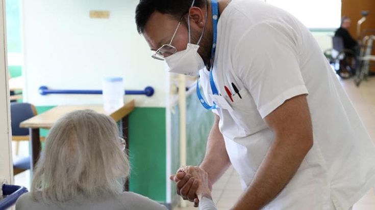 Posti nelle Rsa e contributi, le liste d’attesa sono lunghe. Le spese: 3 mila euro al mese