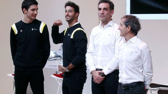 F1, ecco la nuova Renault: ma alla presentazione c'è solo la foto...