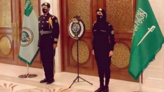 Arabia Saudita, il principe twitta la foto della Guardia Reale donna: "Un'immagine bella e importante"