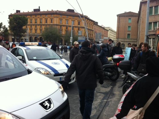 Collettivi bloccano i viali<br />tensioni con automobilisti