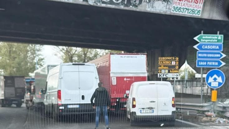 Protesta caro carburante, rischio paralisi rifiuti: stop alla raccolta in molti comuni in Campania