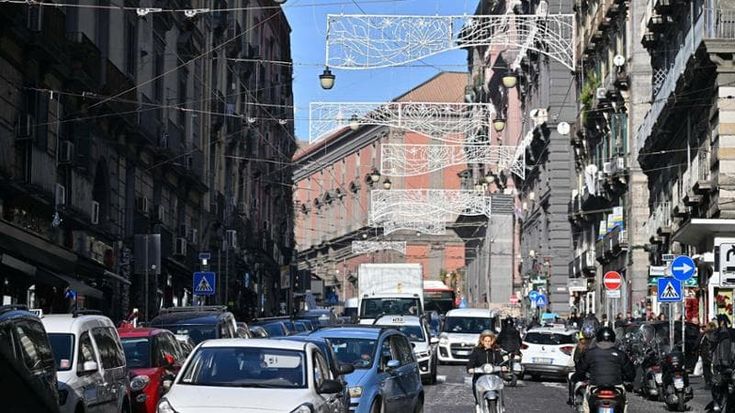 Ingorghi, code e caos dal centro al Vomero. E manca il piano traffico