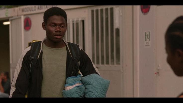 Ibrahima Sambou, a Venezia 81 rider per 'Anywhere anytime': "Sono arrivato sui barconi, ho conosciuto razzismo e disperazione, ora lavoro come cuoco. Quando ho detto a mamma che ero alla Mostra non smetteva di piangere"