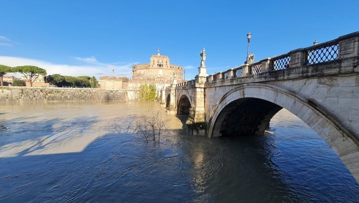 Maltempo a Roma, ancora allerta gialla per il Tevere. Foto e selfie per la piena in centro