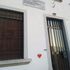 Una svastica sulla porta di casa di una deportata ad Auschwitz