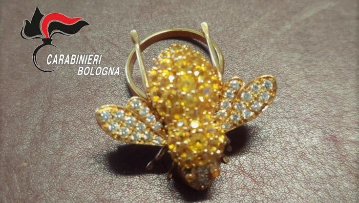 Ritrovato un gioiello raro del valore di migliaia di euro rubato nel 2019 in una villa sui colli