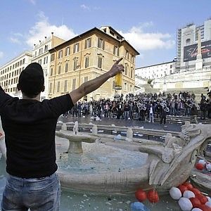 Rotterdam, l'ora della paura. Totti: "Facciamo come in Grecia, stop alle societ&agrave; dei violenti"