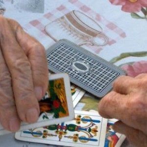 Biella: giocano a carte senza mascherina, il Comune chiude il centro per anziani
