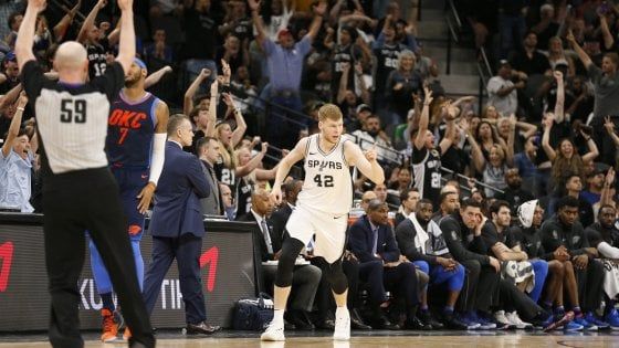 Basket, Nba: San Antonio vede i playoff, Golden State cade in casa