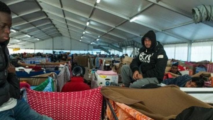 Migranti, via libera in Ue ai paesi sicuri: il Ppe e la destra accelerano la stretta
