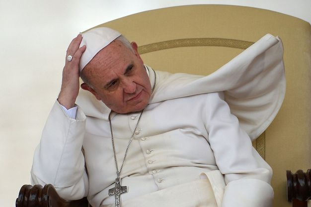 Troppo vento: vola la papalina di Francesco